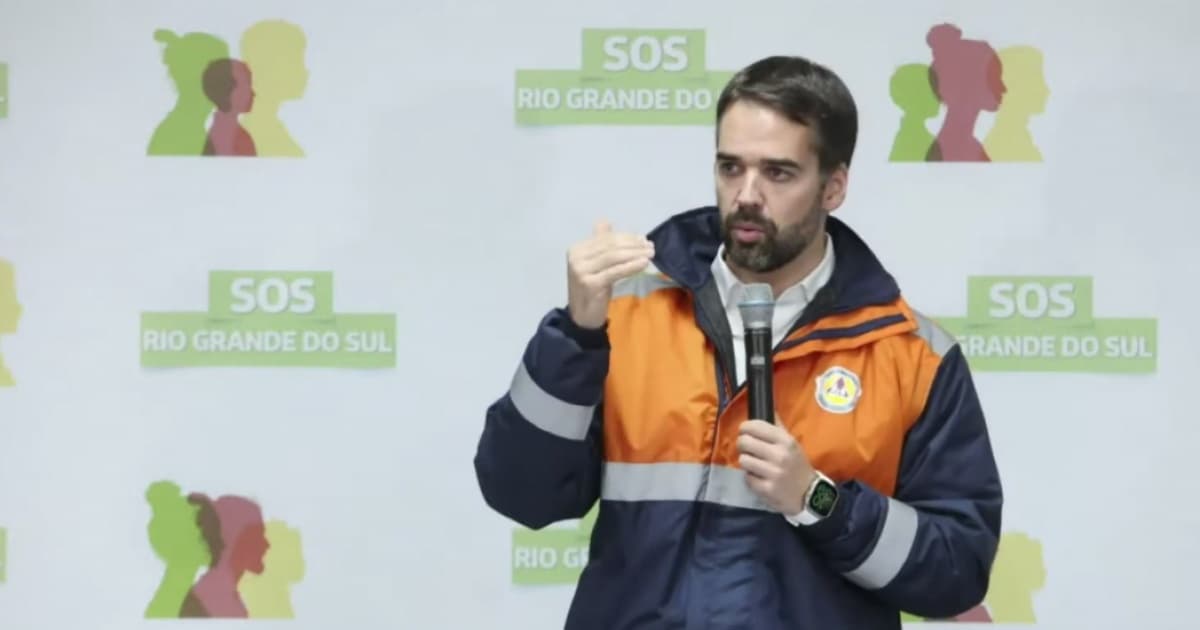 Eduardo Leite, governador do Rio Grande do Sul, anunciando repasse de valores para famílias afetadas pelas enchentes
