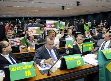 Após 13 horas, termina sessão sobre parecer de impeachment de Dilma