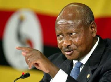 Presidente de Uganda recusa-se a promulgar lei antigays