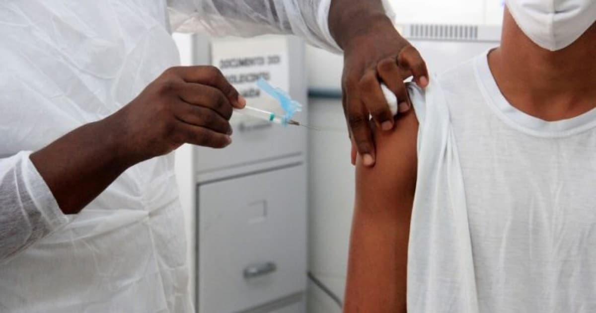 Só 13% dos adultos tomaram reforço para Covid com vacina bivalente no país