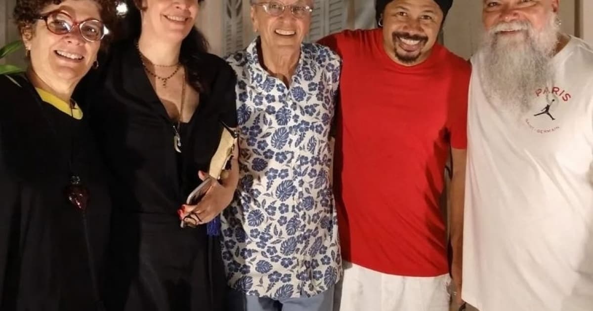 Caetano Veloso curte show de Magary Lord e distribui simpatia no Rio Vermelho