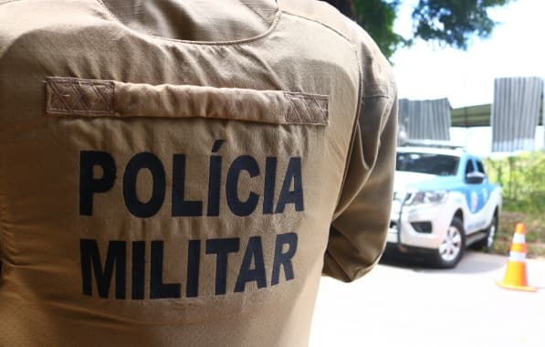 Homem que mantinha companheira em cárcere privado é conduzido pela PM no interior da Bahia