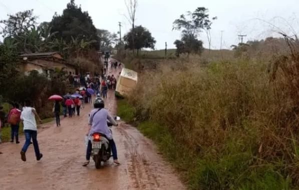 Ônibus que presta serviço á prefeitura cai em valeta na zona rural de Jiquiriçá