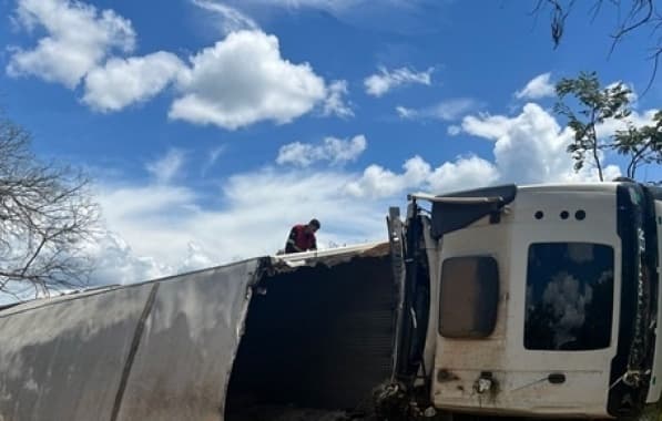  Carga com 30 toneladas de frango é saqueada após acidente no Extremo Oeste baiano