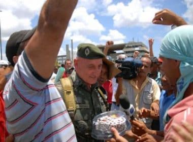 General que comanda Exército ganha bolo de aniversário dos grevistas