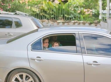 Dilma pede desculpas por descumprir lei de trânsito e carregar neto no colo em carro