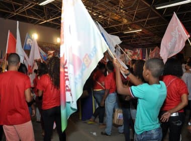 BN flagra crianças com bandeiras de Suíca do PT; &#039;Será investigado&#039;, promete presidente