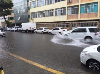Chuva inunda ruas e prejudica fornecimento de energia em Salvador