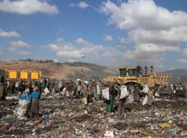 Deslizamento de montanha de lixo mata pelo menos 28 pessoas na Etiópia