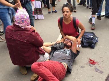 Policial que agrediu estudante em protesto é afastado; caso aconteceu em Goiás