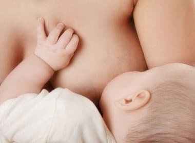 Bebês que se alimentam apenas de leite materno desenvolvem flora intestinal mais benéfica