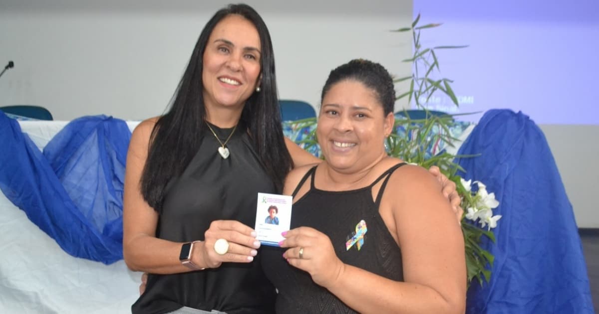 Feira de Santana entrega carteiras de identificação a pessoas com autismo