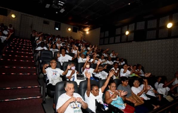 Secretaria de Saúde leva mais de 100 idosos para sessão de cinema no Itaigara