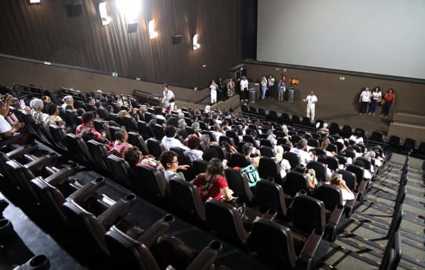 Saúde de Salvador promove sessão de cinema para idosos em shopping 