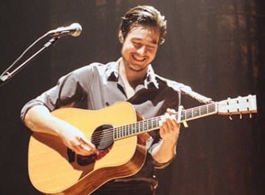 Tiago Iorc apresenta turnê Voz e Violão no Teatro Isba em abril