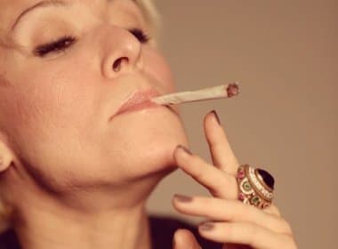 Patrícia Marx posta foto fumando maconha e defende consumo da droga