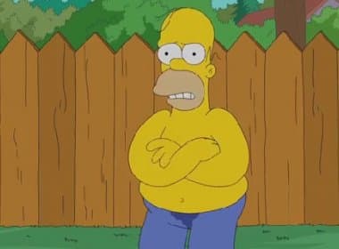 Homer Simpson entra no desafio do balde de gelo e passa por pegadinha de Bart