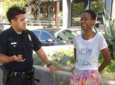 Atriz de ‘Django Livre’ acusa polícia de prendê-la por demonstrar afeto em público 