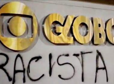 Manifestantes picham fachada da Globo em protesto contra &#039;Sexo e as Negas&#039;