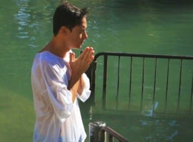 Apresentador da Record é batizado no Rio Jordão e gera polêmica entre evangélicos 