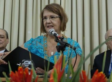 Em cerimônia concorrida, Evelina Hoisel toma posse na Academia de Letras da Bahia