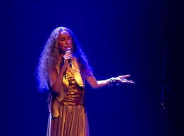 Bethânia conta 50 anos de história em versos e canções na estreia de ‘Abraçar e Agradecer’ 