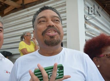 Jorge Portugal leva flores à Iemanjá e faz seu pedido: ‘Juca Ferreira, prefeito de Salvador’