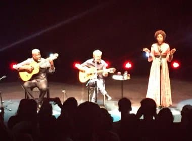 Caetano Veloso reclama de gritaria em show na Concha Acústica