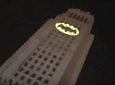 Ex-intérprete de Batman, Adam West ganha tributo com projeção de ‘bat-sinal’ nos EUA