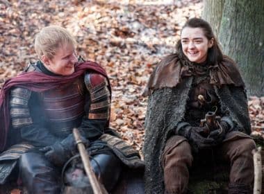 ‘Game of Thrones’: Ed Sheeran contracena com Maisie Williams na estreia da 7ª temporada