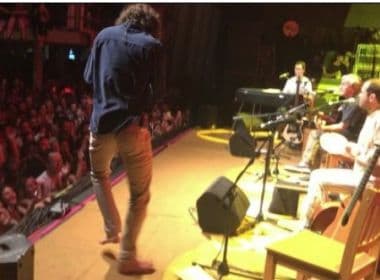 Filho de Caetano Veloso surpreende o público enquanto pai canta funk