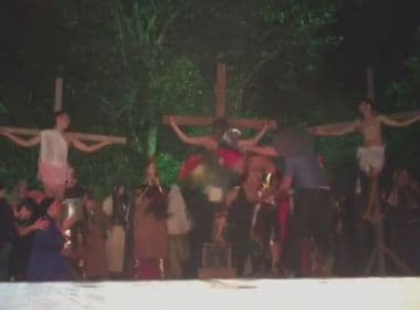 Homem invade palco de ‘Paixão de Cristo’ e agride ator com capacete para ‘salvar’ Jesus