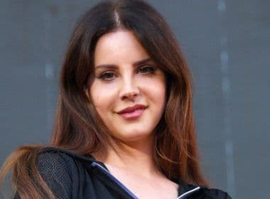 Fã de Lana Del Rey pula grade em show e supostamente ataca a cantora 