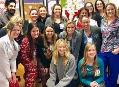 Jennifer Lawrence visita hospital infantil e ajuda a comprar presente para crianças 