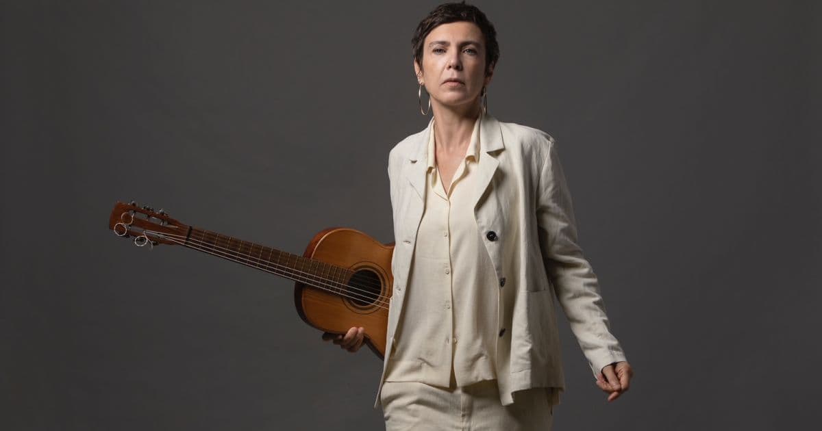 Adriana Calcanhotto apresenta show 'Voz e Violão' em novembro no TCA