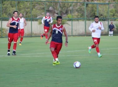 Em treino na Praia do Forte, Sérgio Soares esboça time com Chicão de titular