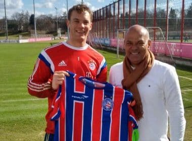 Na Alemanha, Charles presenteia o goleiro Neuer com camisa do Bahia