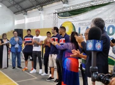 Atletas do Bahia entregam cestas básicas para moradores de Lauro de Freitas