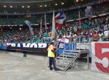 Durante partida, torcedores do Bahia protestam contra Arena Fonte Nova