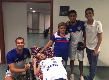 Torcedor com paralisia cerebral recebe camisa de Marcelo Lomba e Hernane
