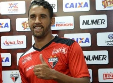 Bahia faz sondagem por volante Michel, destaque do Atlético-GO na Série B