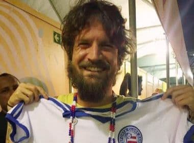#MeuAbadáÉTricolor: antes de sair no Barra-Ondina, Saulo ganha camisa do Bahia