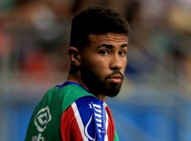 Recem-promovido ao profissional, Douglas renova com o Bahia até maio de 2018