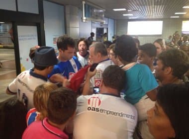 Livre do rebaixamento, Bahia é recepcionado por tricolores no aeroporto