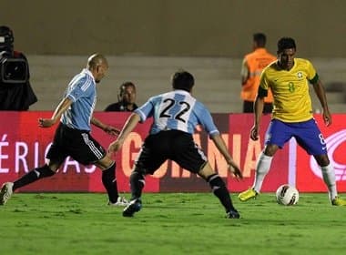 No sufoco, Brasil vence Argentina no Serra Dourada