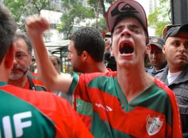 Com protestos de torcedores na porta do STJD, Portuguesa volta a ser condenada