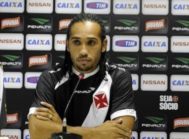 Ex-jogador do Bahia tem arritmia em campo e vai passar 72 horas em observação