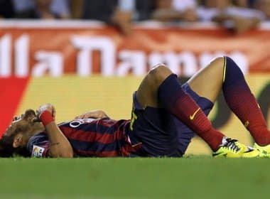 Neymar lesiona pé esquerdo na final da Copa do Rei e passa um mês sem jogar