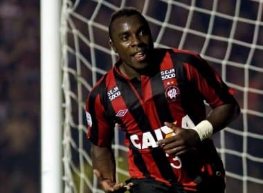 Zagueiro do Atlético-PR vira alvo do Santos, diz jornal