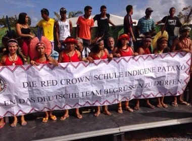 Índios da tribo Pataxó visitam seleção alemã e celebram aniversário de Klose